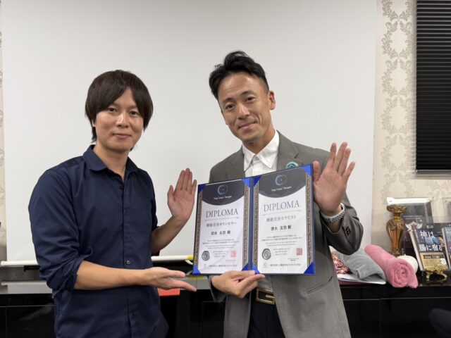 大亀谷しみず接骨院の院長、清水友浩が世界一のセラピスト川上拓人さんとのご縁から学んだ「睡眠×背骨×水」の可能性