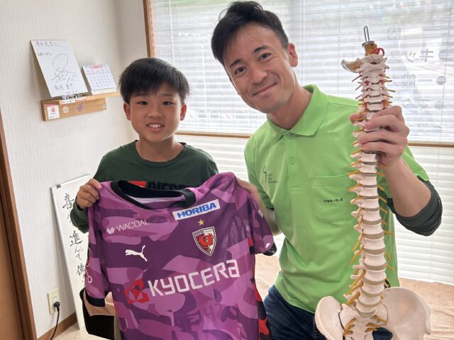 【京都伏見 キッズ整体】子どもの猫背を放置すると学力・運動神経・将来の年収まで下がる！？データから紐解く「子どもの姿勢と背骨」の重要性👧👦✨