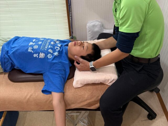 【京都伏見、大亀谷しみず接骨院】ADHDか？「落ち着きがない」「集中できない」と悩んでいた中1の男の子が見せた大きなカイロプラクティック後の変化——脳と神経を解放する小児カイロプラクティック×最新鋭WOTTという選択